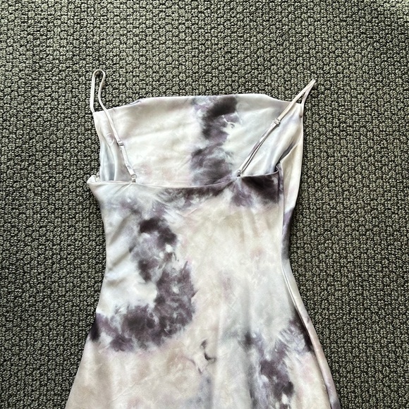 Superdown Satin Krystal Slit Detail Gray Tie Dye Patterned Maxi Dress - Picture 13 of 13